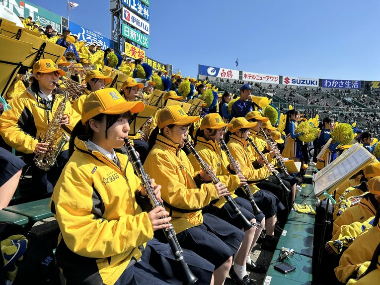 青空のもと演奏する星稜吹奏楽部　©Yukiko Umetsu
