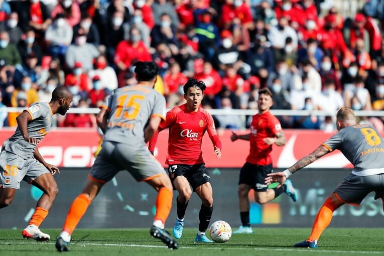 久保建英が“不可解判定”に怒った！ ラフプレーに抗議→イエローも…「バモス！クボ」とファンが信頼する理由〈撮影者の視点〉(42)