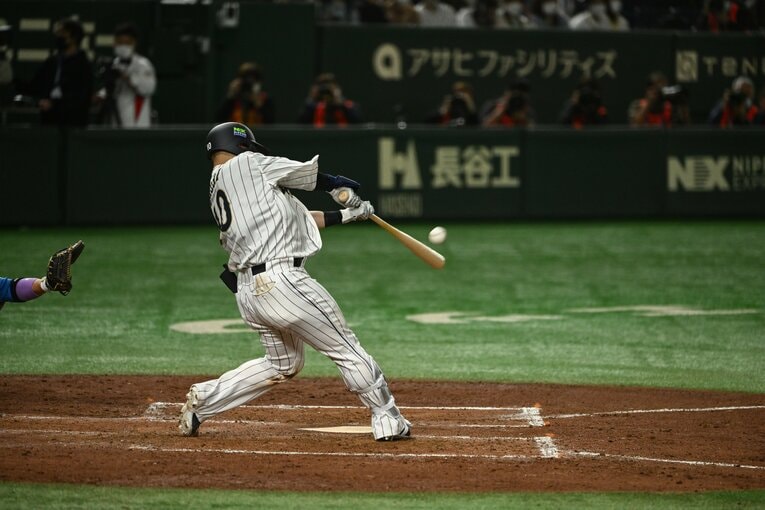 WBCでも見たかった！侍ジャパン強化試合・日本ハム戦でホームランを放つ森友哉（連続写真1/5枚）　©︎Nanae Suzuki