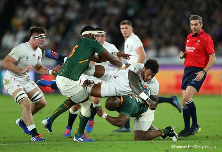 タックルされるコートニー・ロウズ ／ photograph by Francois Nel/Getty Images