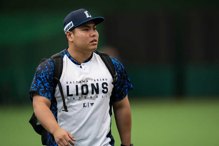 ブルペンを支える平良海馬　©Nanae Suzuki