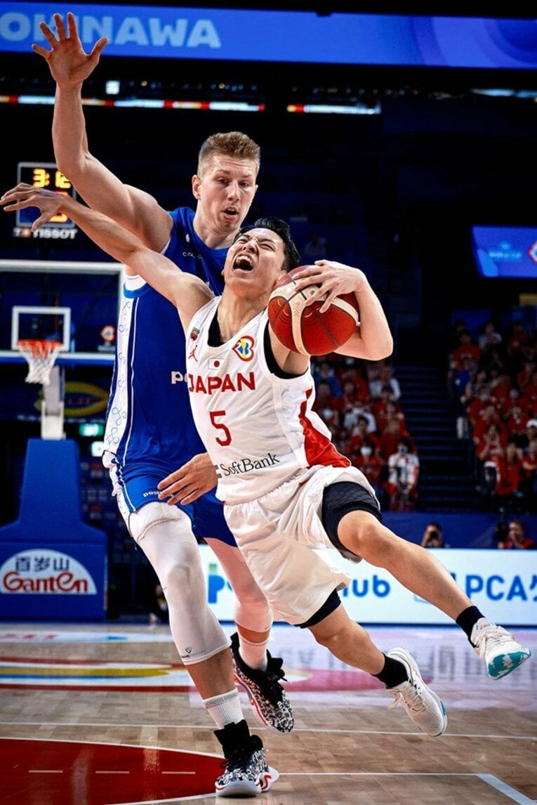 PGの河村はドライブでインサイドへ切れ込みフィンランドのファールを誘うシーンも多かった　©︎FIBA