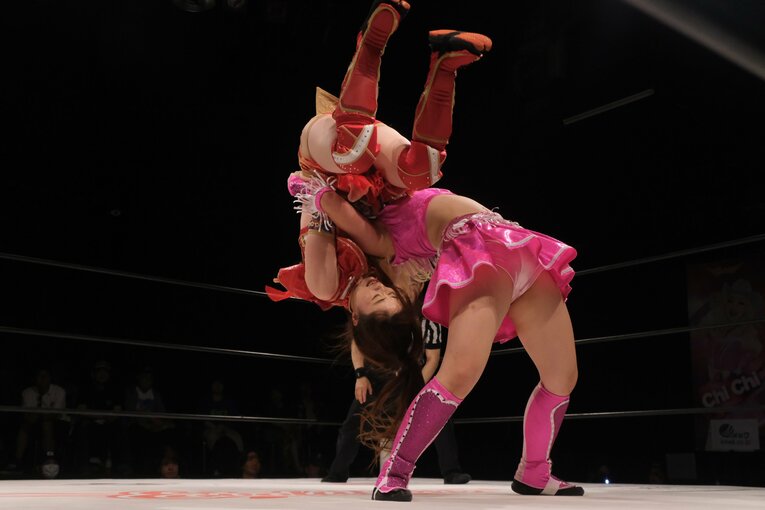 “闘うバービー人形”の急成長…見た目は派手でも練習熱心、Chi Chiをベテラン選手も絶賛「いきなり髪の毛掴んできたからね（笑）」(55)