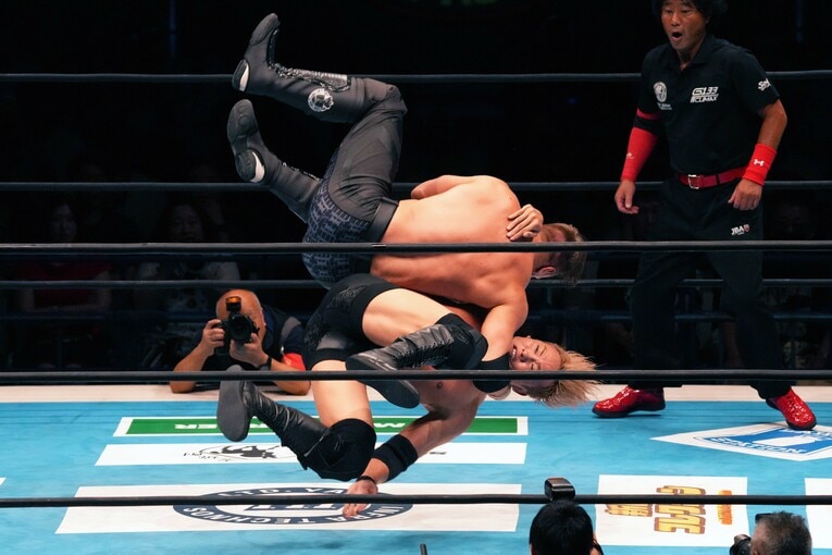 巧みにオカダを攻めるオスプレイ