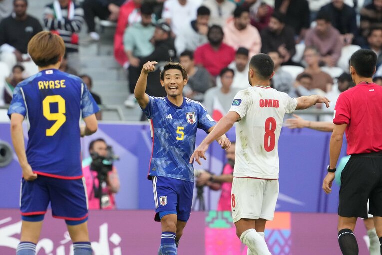 チームに指示を出す守田英正　©Masashi Hara