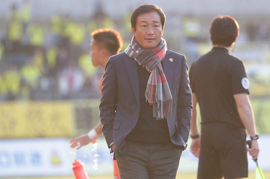 ザックとハリルの真似だけじゃなく。レノファ霜田監督を支える発想力。<Number Web> photograph by J.LEAGUE