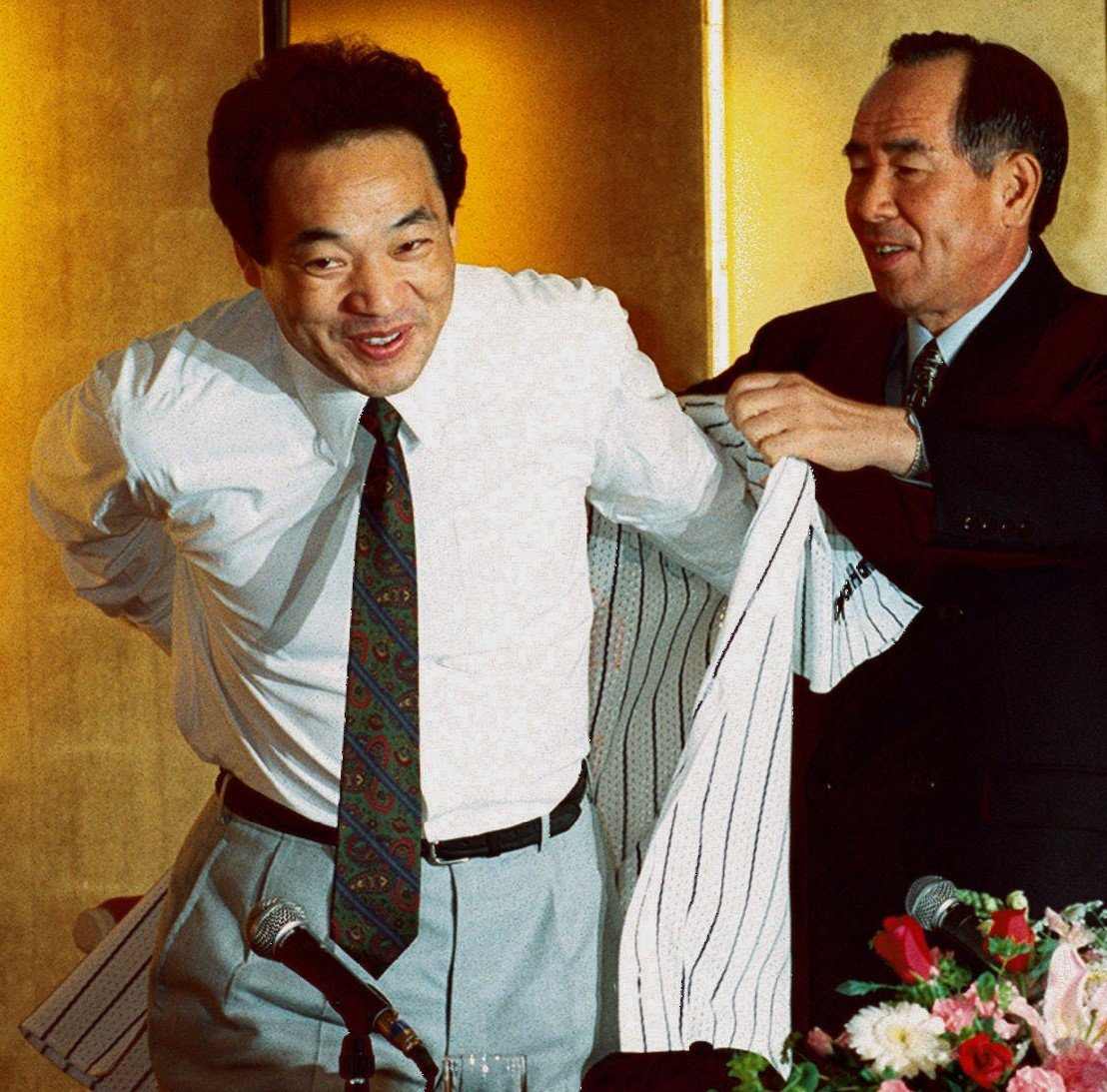 12月12日、日本ハム入団会見。背番号3のユニフォームに袖を通す落合　©KYODO