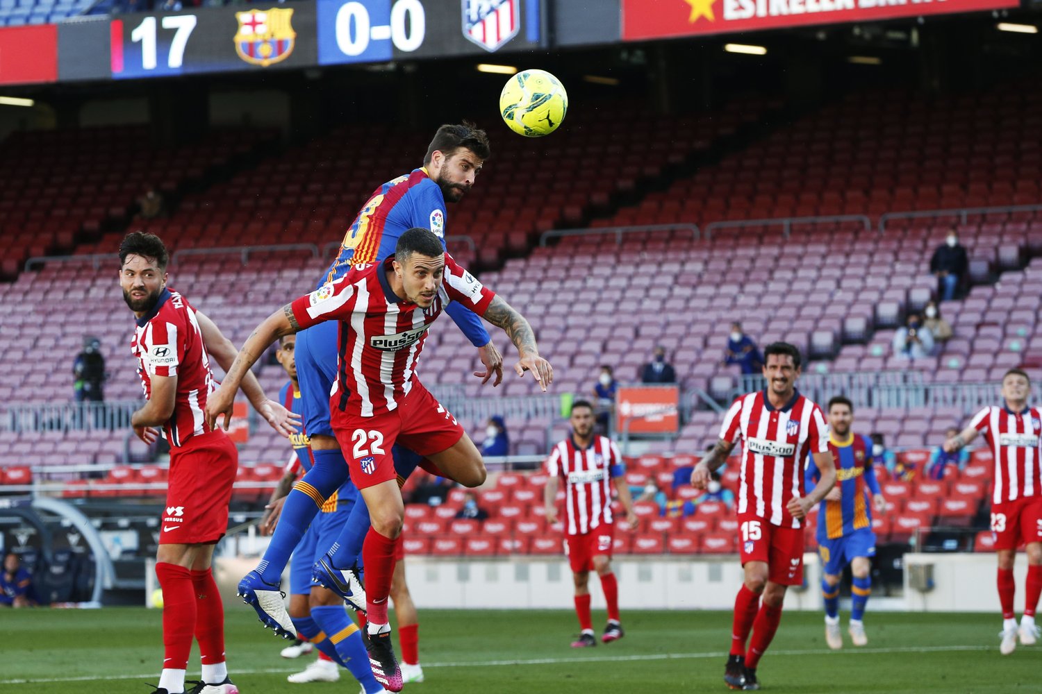 ピケがヘディングシュートを放つが……©Daisuke Nakashima