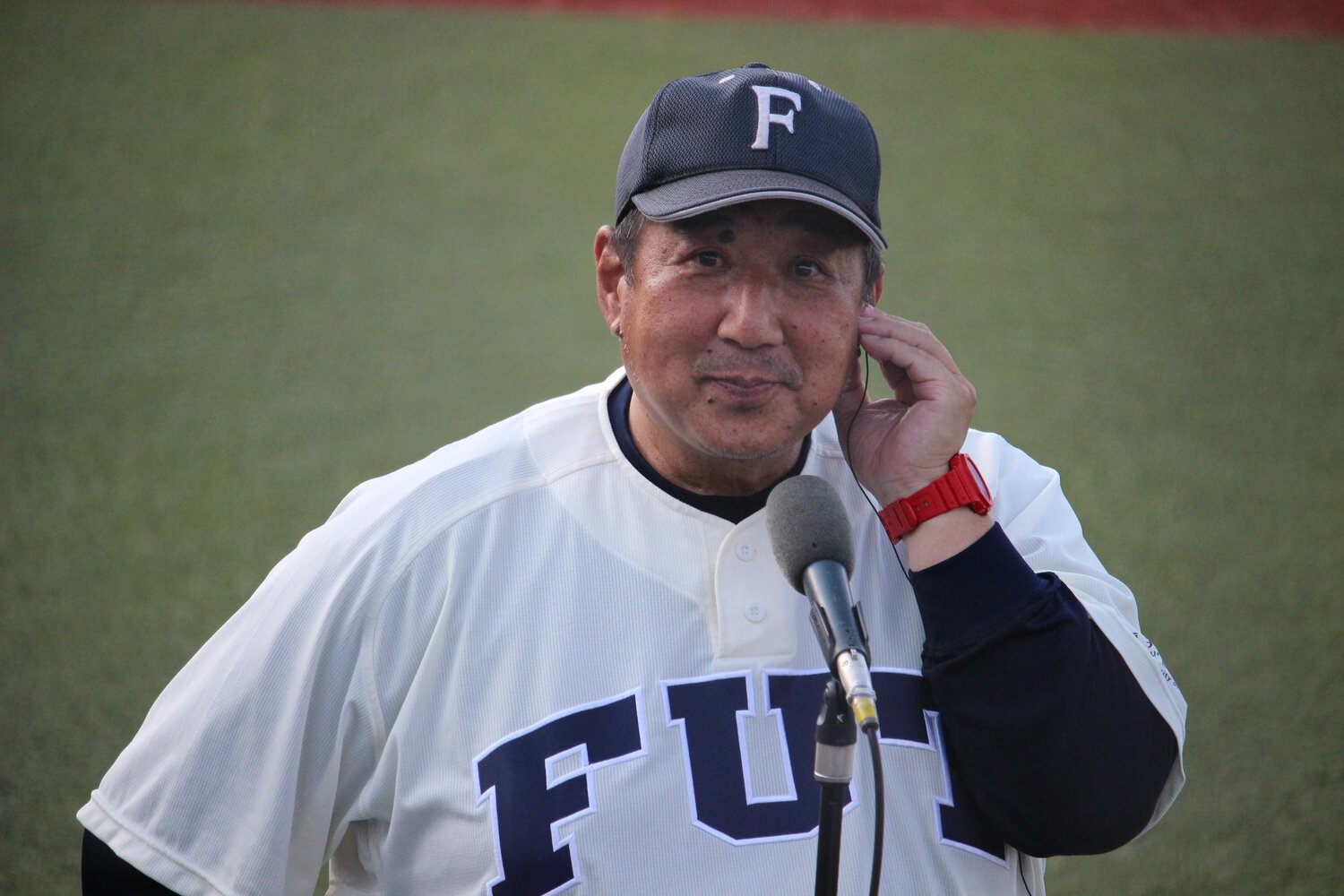 インタビューに答える福井工大・下野博樹監督　©︎Mamu Takagi