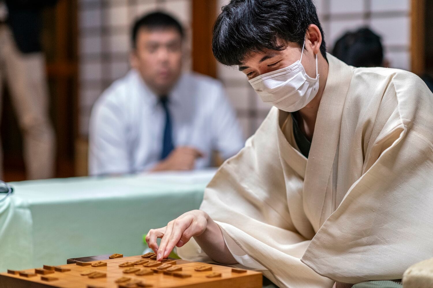 感想戦での藤井七冠 ©Takuya Sugiyama