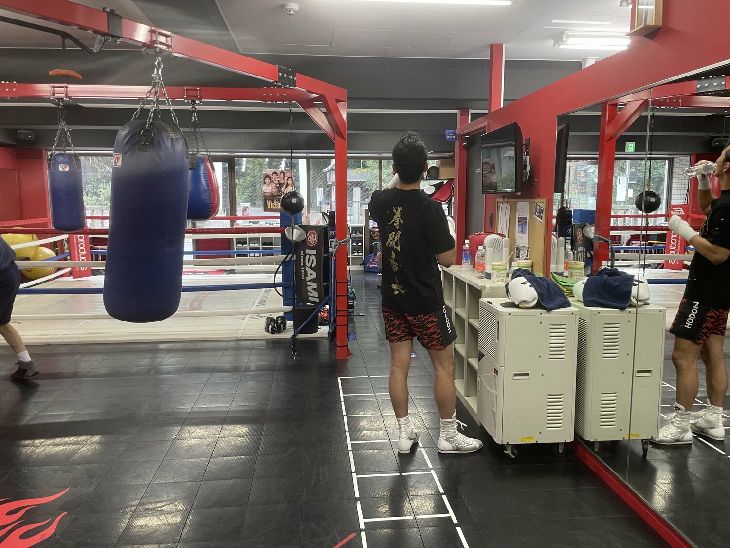 「拳闘番長」のTシャツを着て練習する和氣慎吾　©︎Shimei Kurita