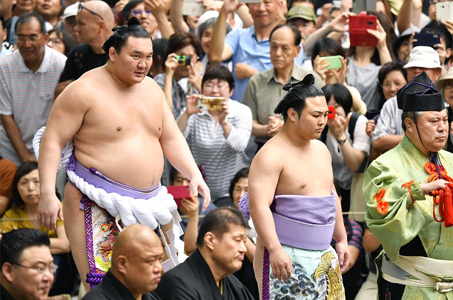 相撲は本当に体重が重い方が有利？番付が上がるほど小さくなる影響度。＜Number Web＞ photograph by Kyodo News