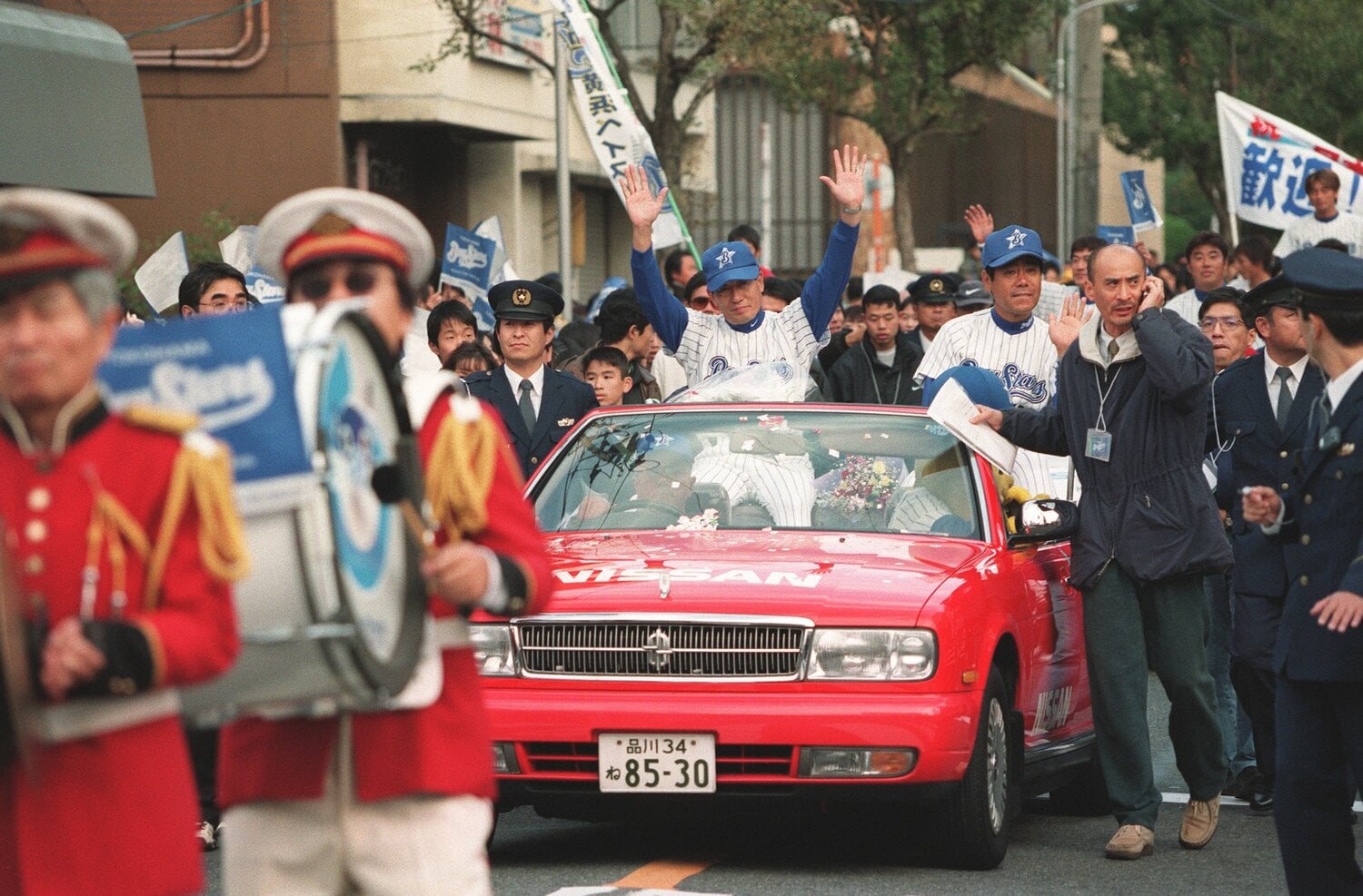 「故郷」下関市での優勝パレードで両手を上げて市民らの声援に応える権藤博監督（中央）ら横浜ナイン　©JIJI PRESS