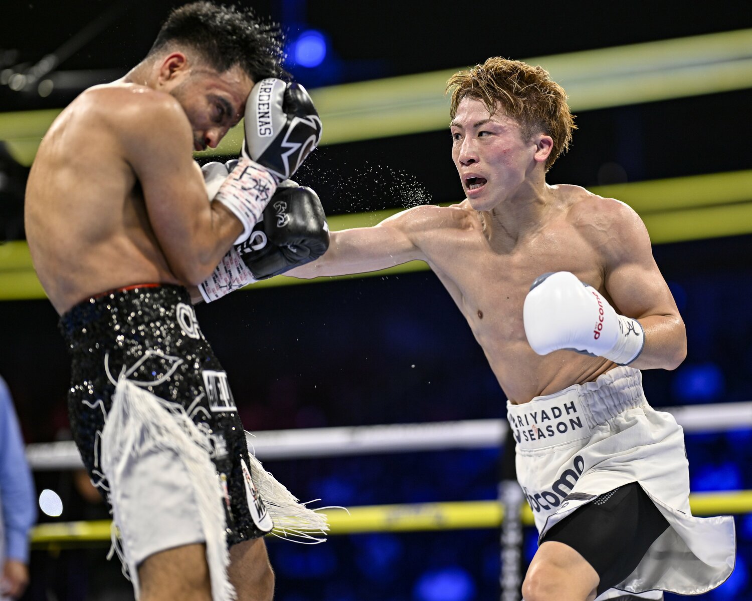 6ラウンドで井上の攻勢を受けカルデナスは後退　©︎Hiroaki Finito Yamaguchi