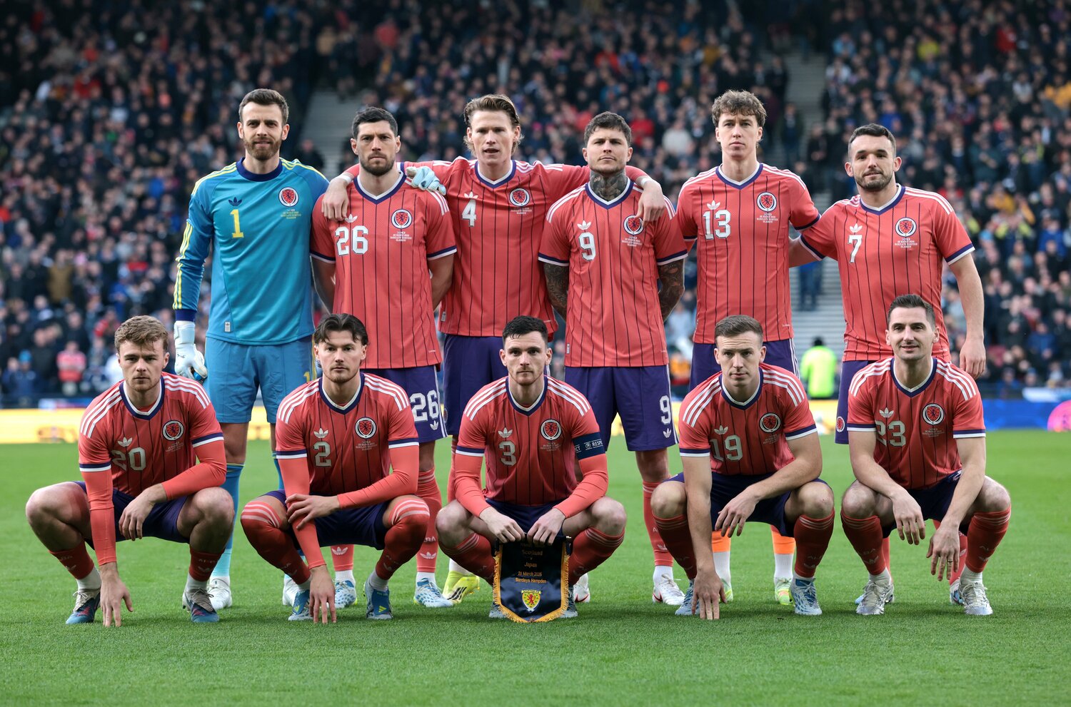 3位スコットランド／Away「赤でも朱でもなく、混ざったような独特の色味が今っぽい」 ©Getty Images