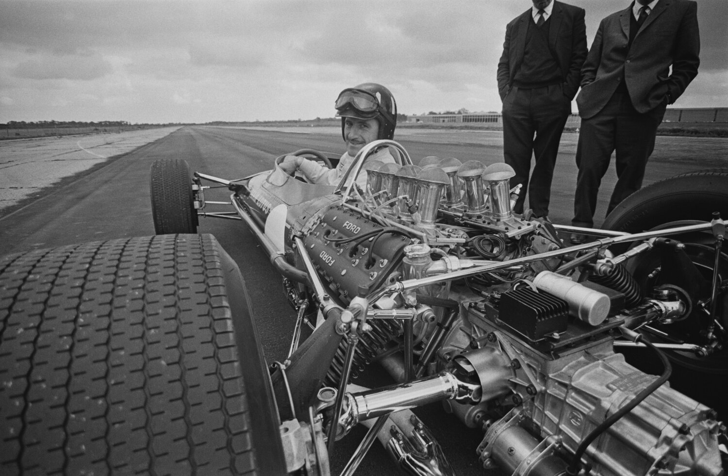 1967年5月、完成直後のフォード・コスワースDFVを搭載するロータス49とグラハム・ヒル　©Getty Images