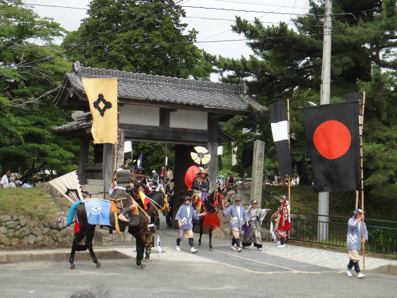 2011年7月の相馬野馬追で総大将が騎乗したマイネルアムンゼン（中央）も震災から生き残った被災馬だった
