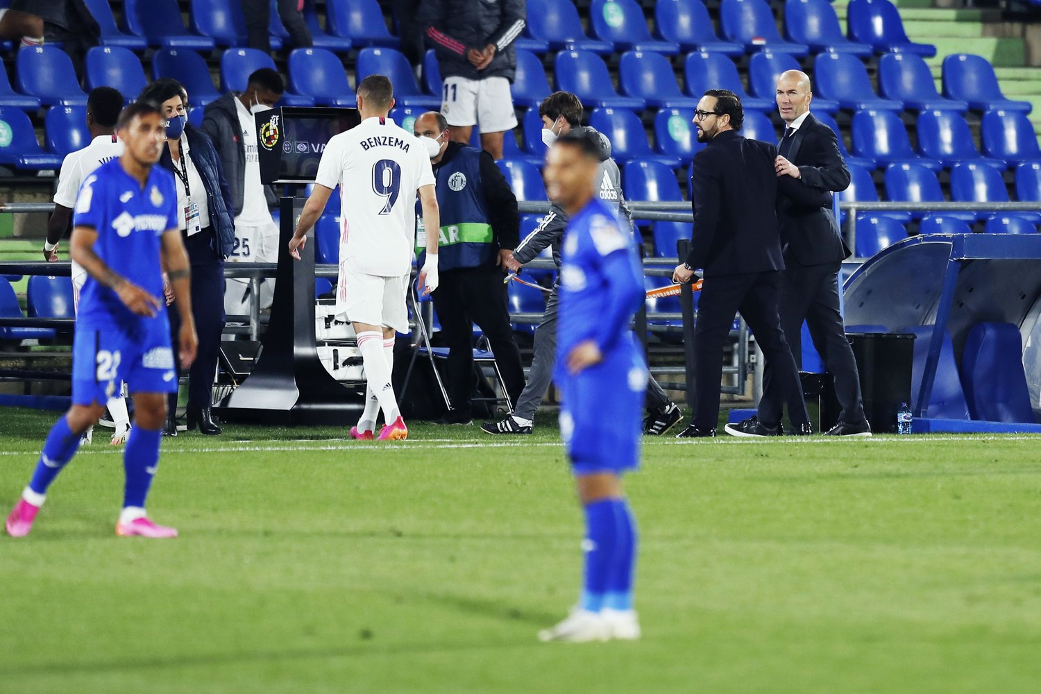 試合後、健闘をたたえ合うボルダラス監督とジダン監督©Daisuke Nakashima