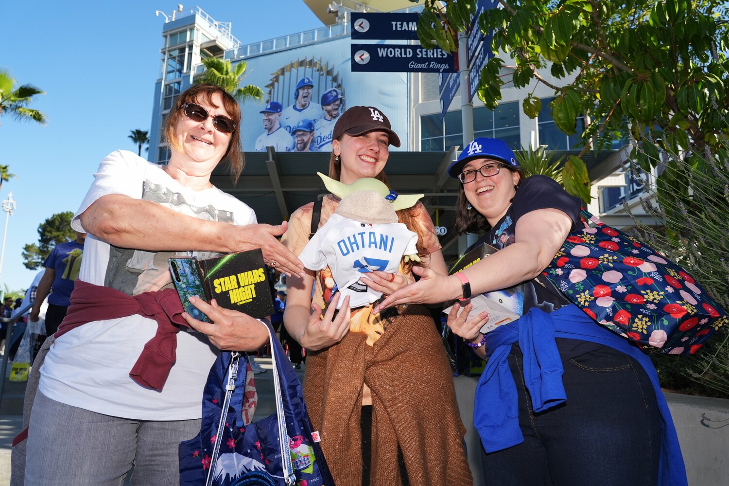 スターウォーズTシャツを着た母と娘2人。昨年ワールドシリーズ制覇した、2024年のドジャースナインには特に思い入れがあるという ©︎Shizuka Minami