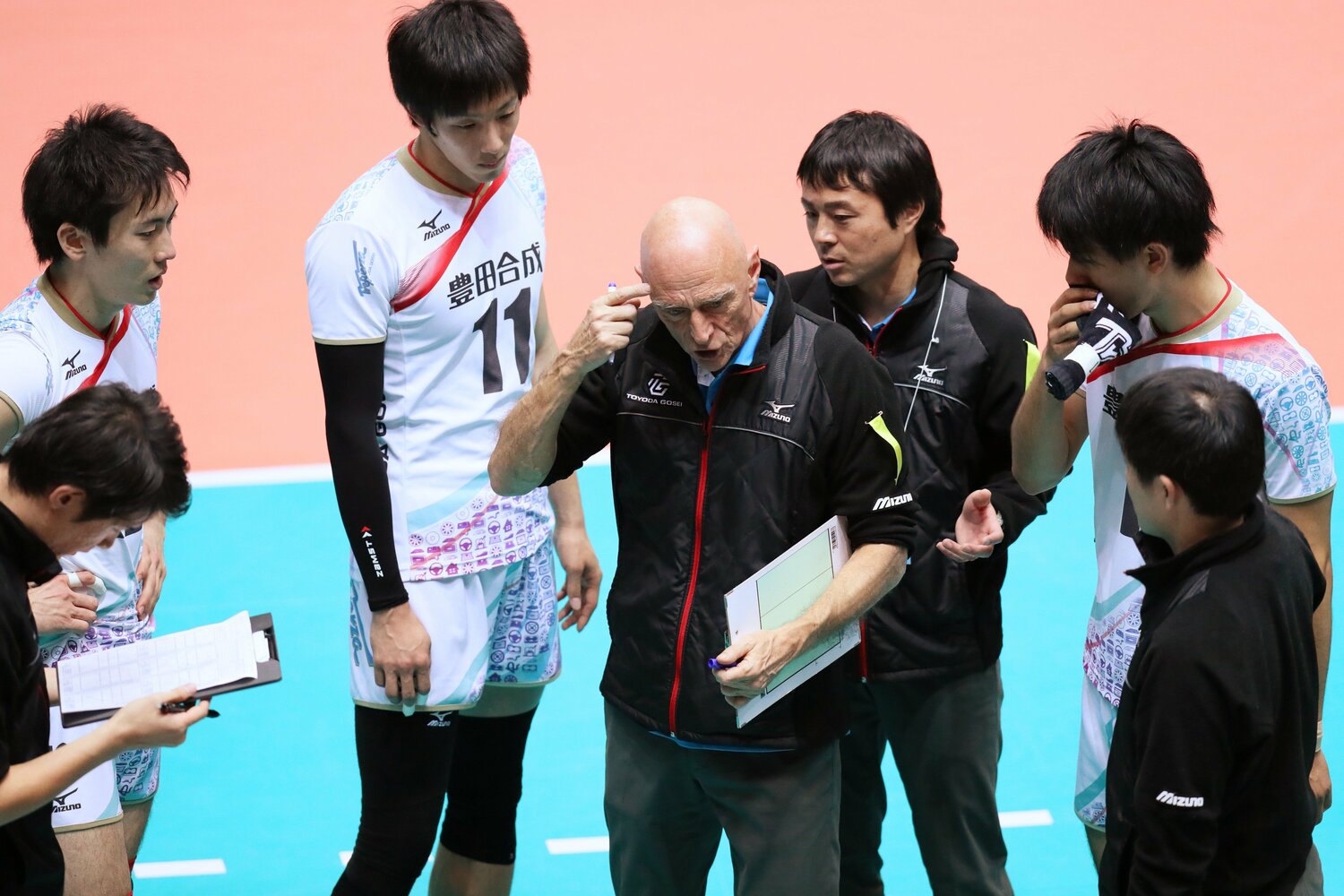 高松(左)ら選手たちに指示を出すアンディッシュ監督(2016年)©︎AFLO SPORT