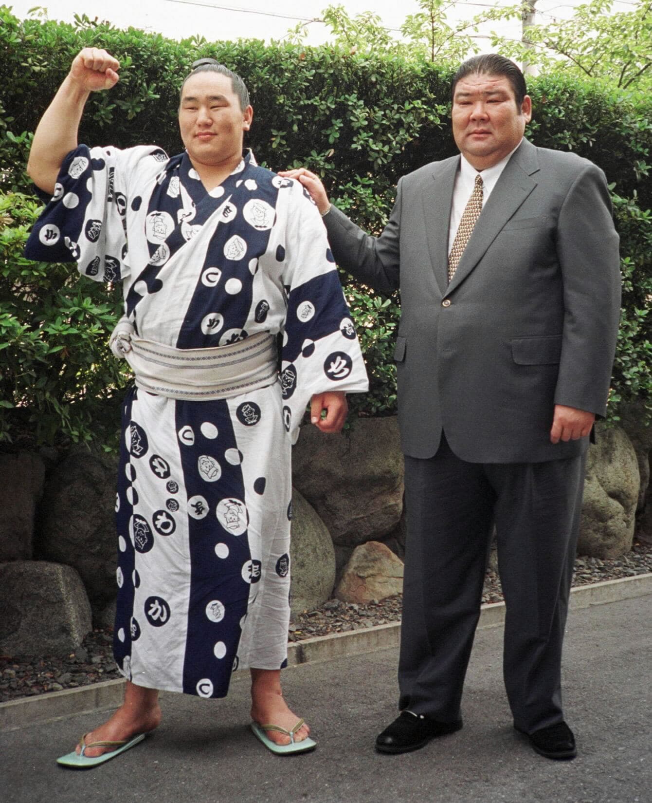 初土俵から10場所で十両昇進を果たした朝青龍（左）。右は師匠の若松親方　©︎JIJI PRESS