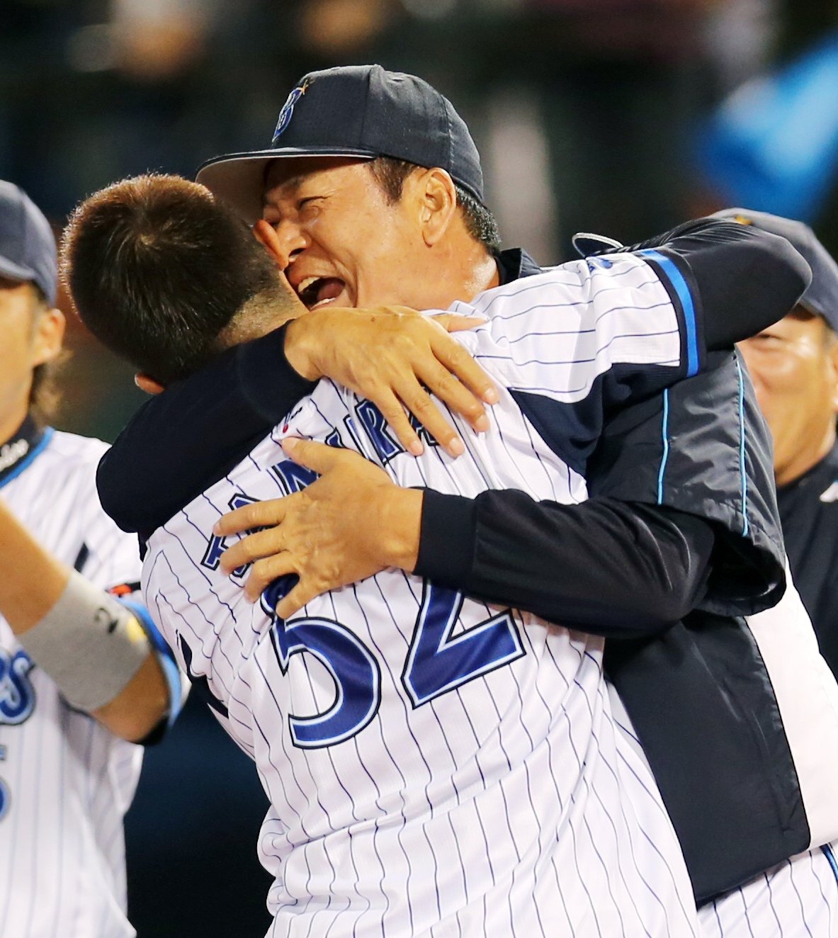 2013年5月10日、サヨナラ3ランを放った多村と抱き合って大喜びの中畑清監督 ©JIJI PRESS