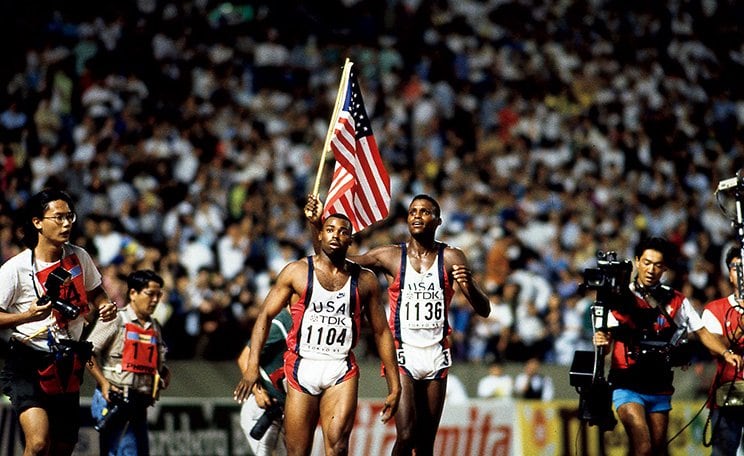 バレル（左）もそれまでの世界記録を上回ったが、主役の座は0.02秒差でルイスのもの。ウィニングランの間もバレルは呆然とした表情　photograph by Naoya Sanuki