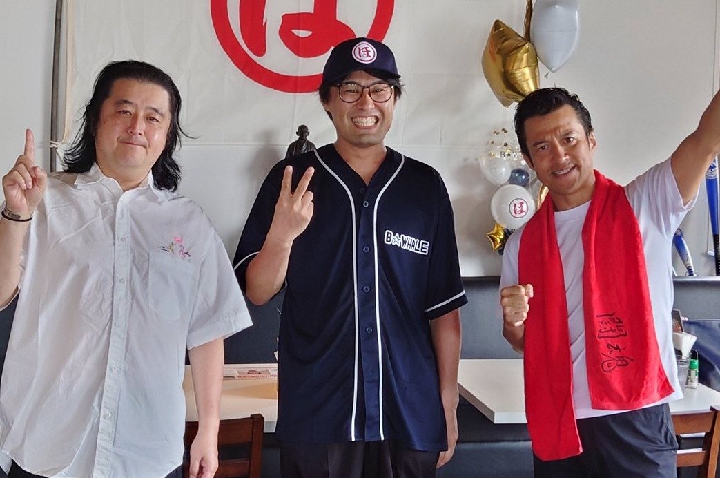「B☆WHALE」のオープンには先輩の長州小力とアントニオ小猪木も来店／公式Xより引用