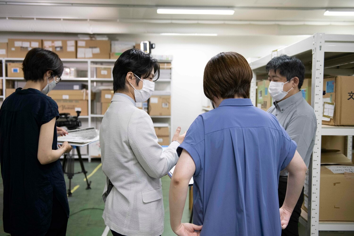 学芸員の方々と打ち合わせをする町田　©Asami Enomoto