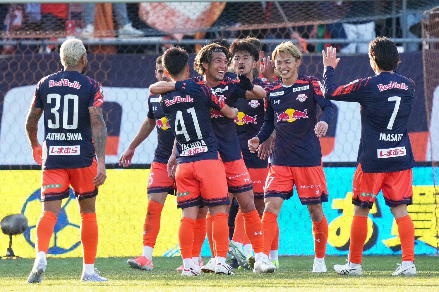 歓喜するRB大宮アルディージャの選手たち　©︎Koji Watanabe/Getty Images