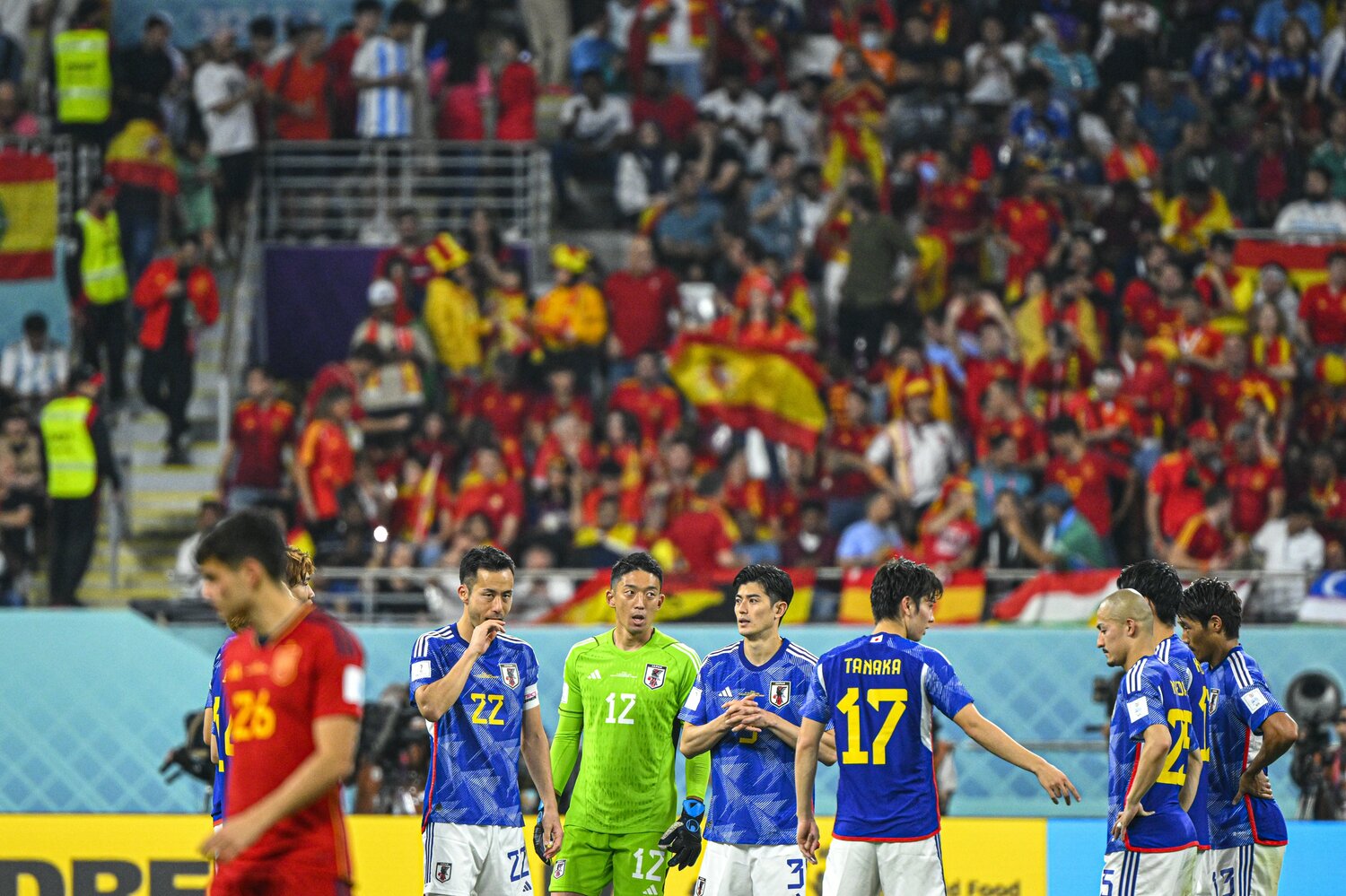 スペイン戦、選手同士で話し合う場面も随所に見られた日本代表　©Takuya Sugiyama/JMPA