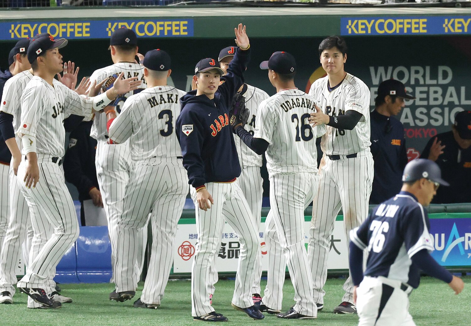 好救援した宇田川を迎え入れる大谷と周東　©JIJI PRESS