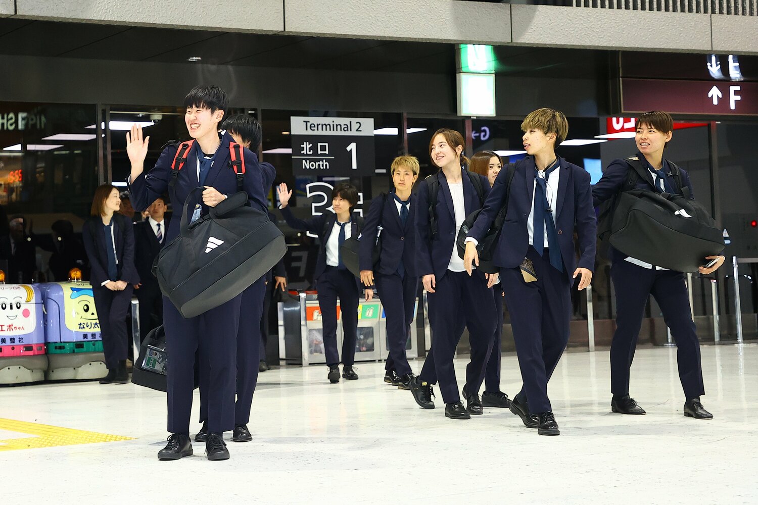 決戦の地、サウジアラビアへ出国する選手たち。キャプテン熊谷(右)は選手を代表して今回の経緯に苦言を呈した ©︎JFA/AFLO