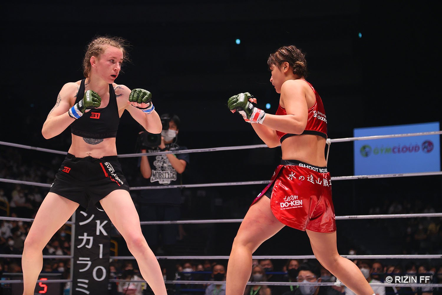 打たれれば打ち返す、RENA相手に強気の闘いぶりを見せたアナスタシア　©RIZIN FF