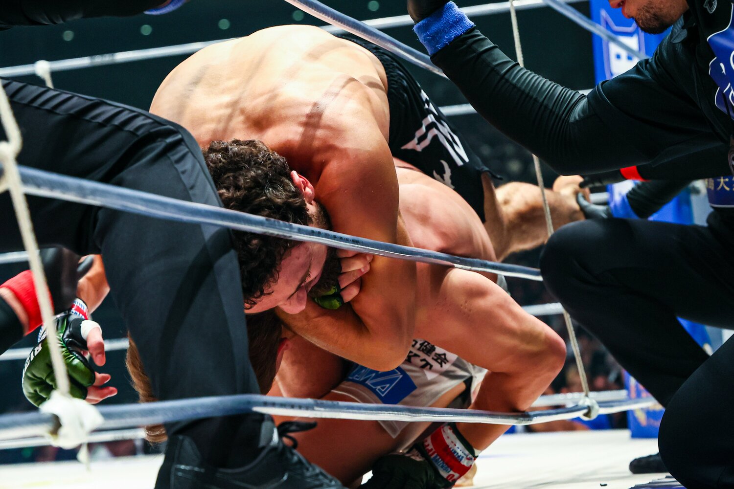 ケラモフのチョークが極まり、朝倉未来がタップした瞬間　©RIZIN FF Susumu Nagao