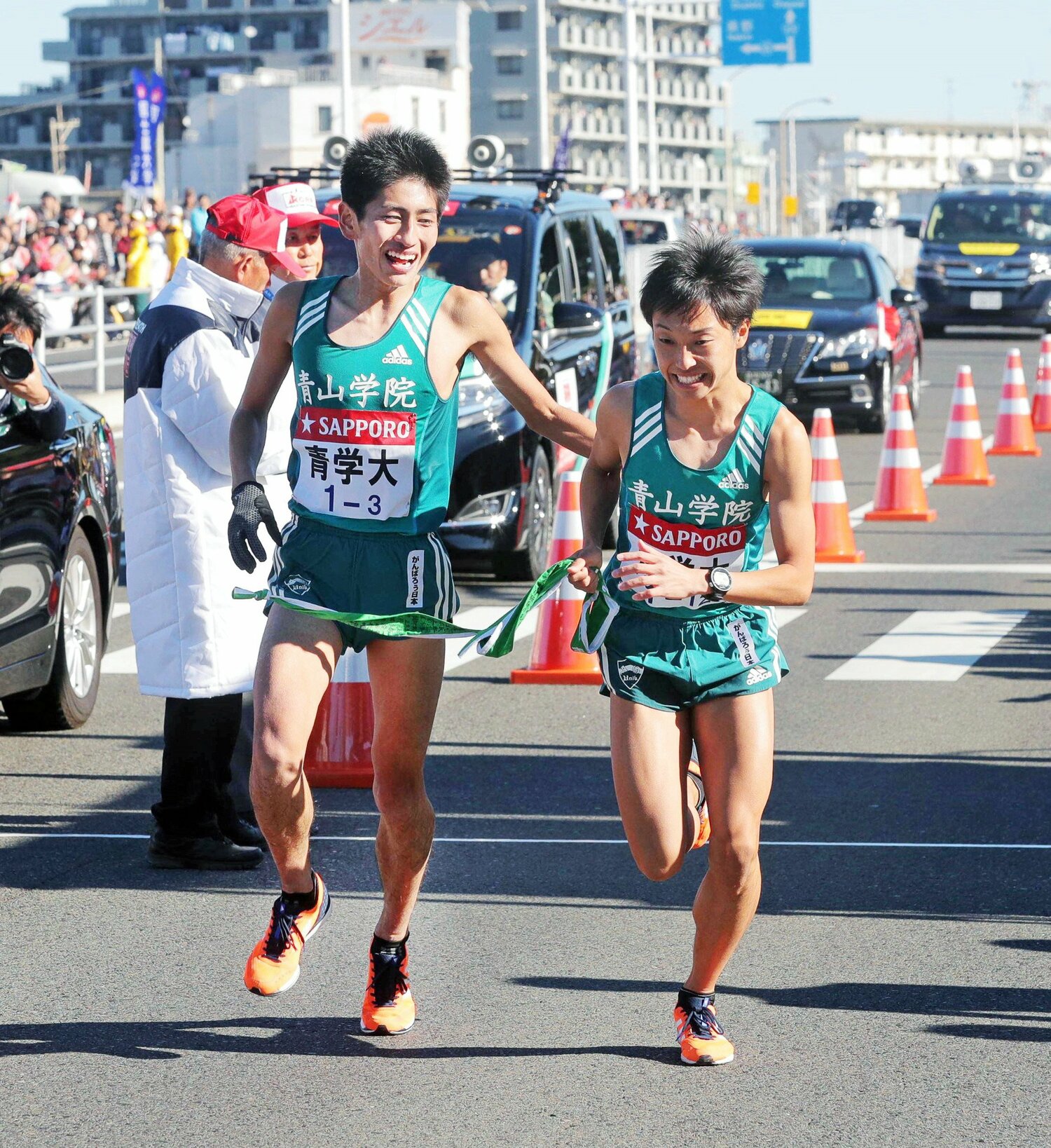 94回大会、最後の箱根で3区を走った田村（左）　©JIJI PRESS