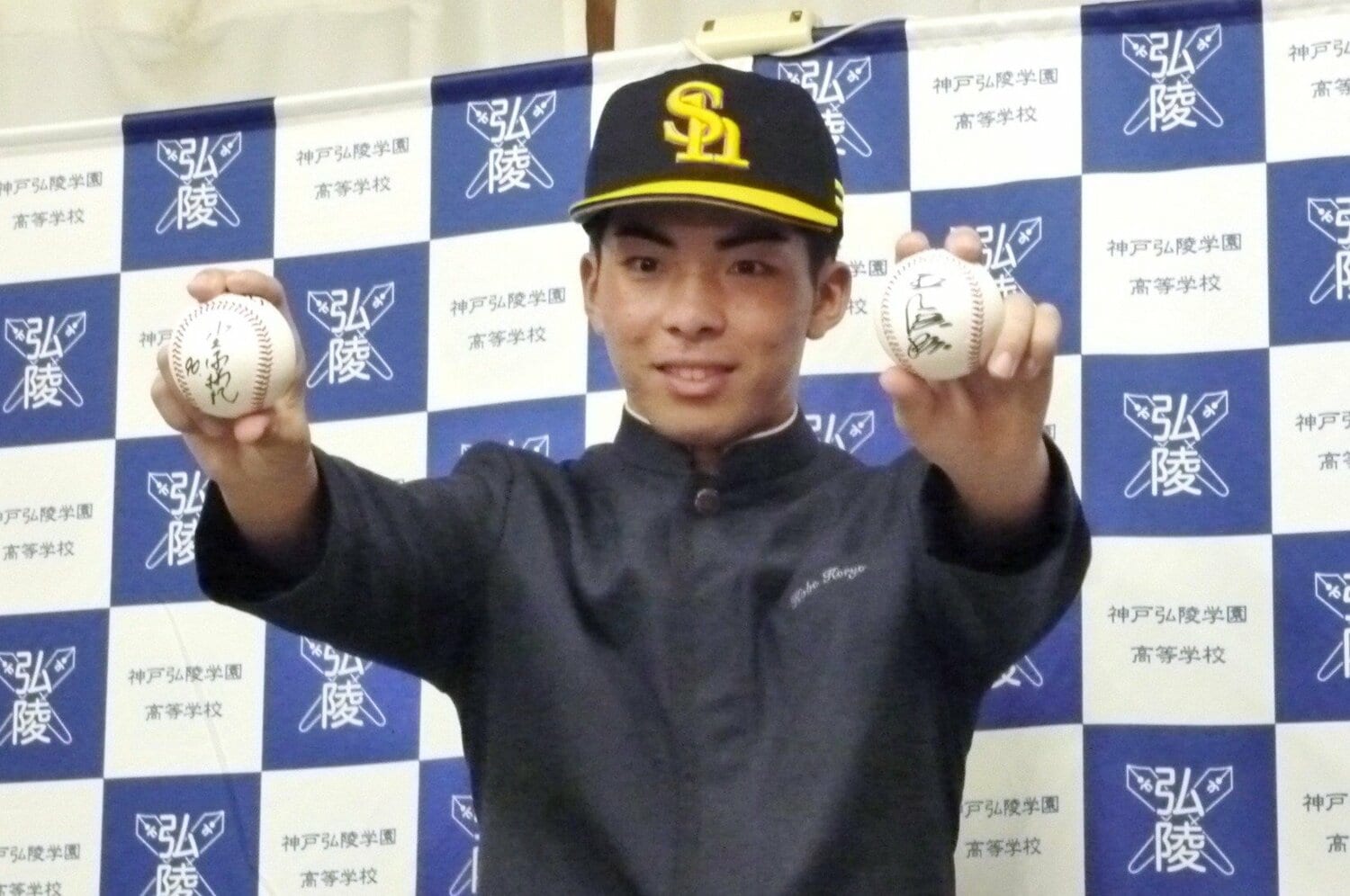 「監督、これ1位あるよ」記者はささやいた…ソフトバンクドラフト1位・村上泰斗はなぜ甲子園出場なしで“高校最強右腕”今朝丸裕喜の阪神2位を上回ったか＜Number Web＞ photograph by JIJI PRESS