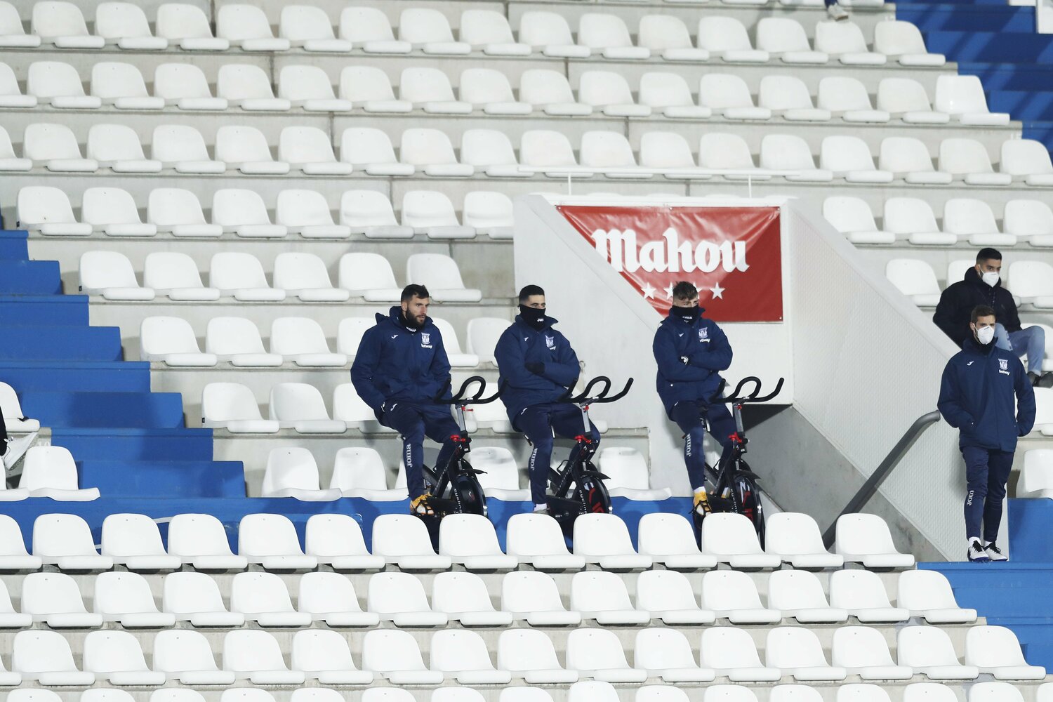 まさかのエアロバイクでウォームアップする選手たち©Daisuke Nakashima