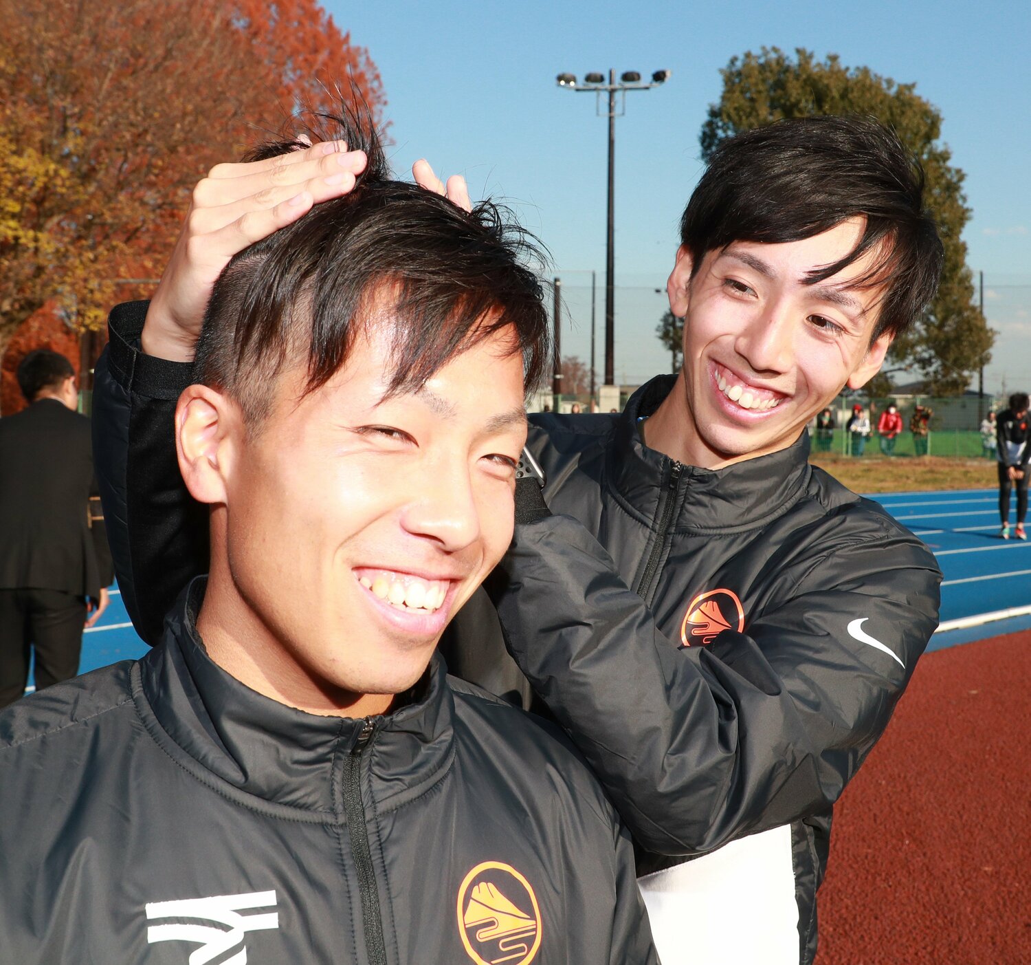 刈り上げた髪型で小松と一緒に写真に写る郡司 ©SPORTS NIPPON