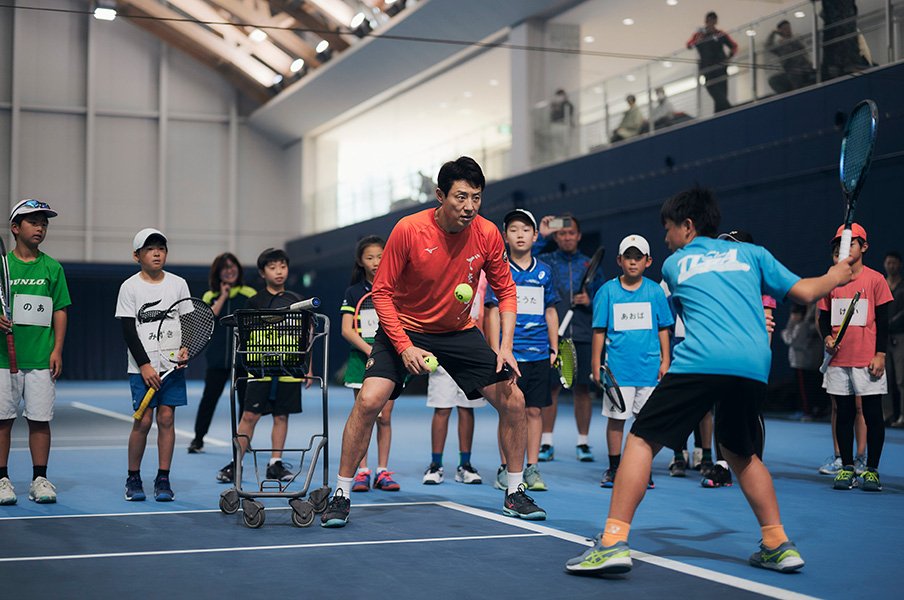 「ミスしたらガッツポーズ！」「いつも心は40－0！」松岡修造がテニスで世界を目指す31名の子どもたちへの熱血指導を通して伝えたいこと＜Number Web＞ photograph by Yuki Suenaga
