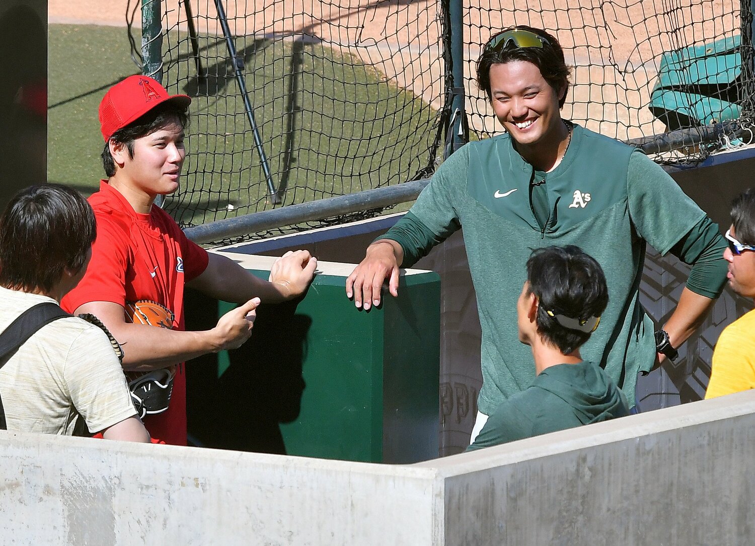 4月のアスレチックス戦前に談笑する大谷と藤浪晋太郎（右）。現地7月19日、藤浪は電撃トレードでオリオールズに移籍　©JIJI PRESS