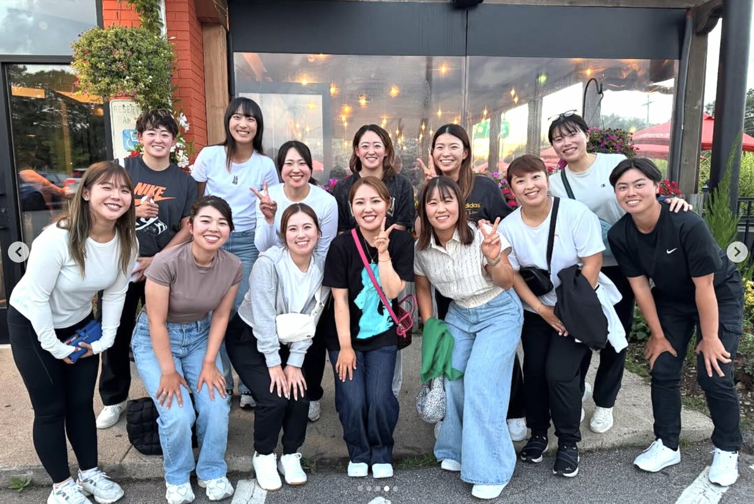 畑岡奈紗が発起人となって行われた食事会の様子。米ツアーに参戦する13人の日本勢が集結した（畑岡奈紗のInstagram /@nasahataokaより）