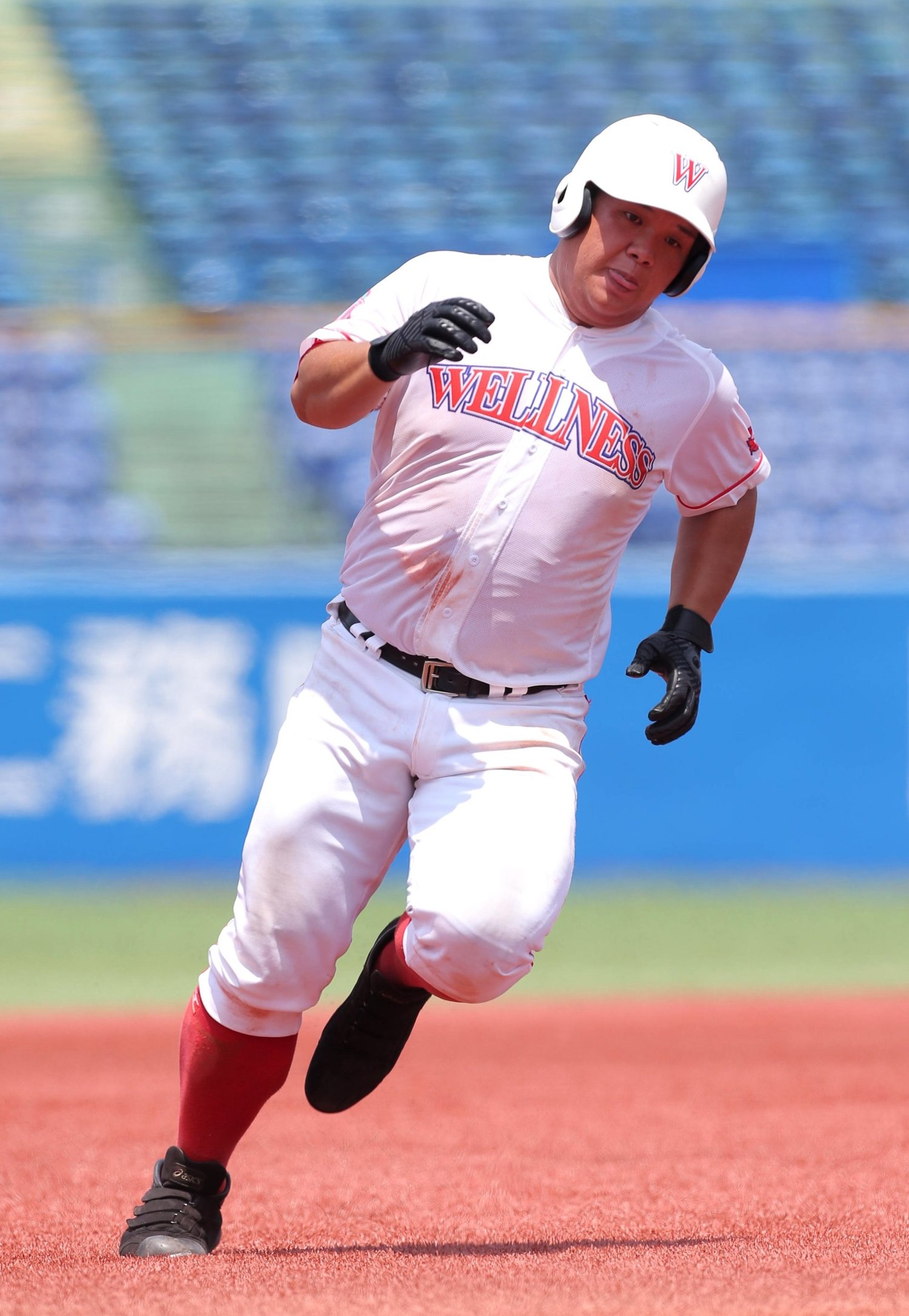 日本ウェルネス高時代の渡部。本塁へ向かう迫力あるベースラン
