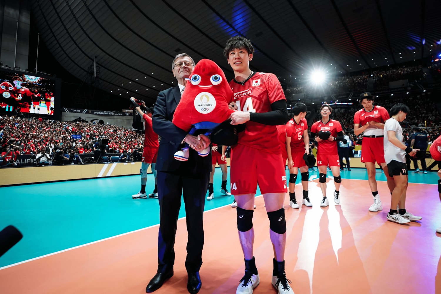 パリ五輪の大会マスコット「フリージュ」を手にするキャプテン石川祐希　©︎FIVB