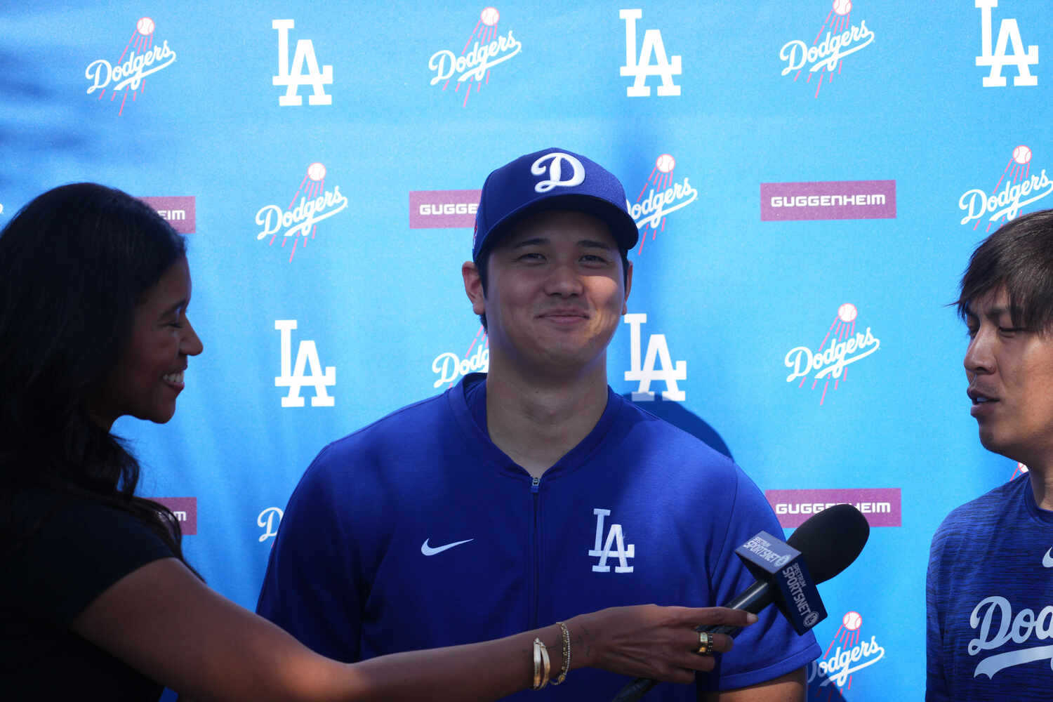 囲み取材での大谷と水原一平通訳　©Sipa USA/JIJI PRESS