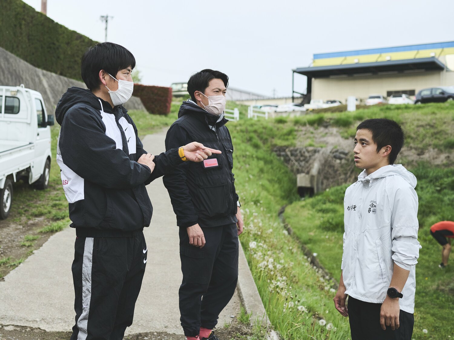 指導する高見澤氏（左端）