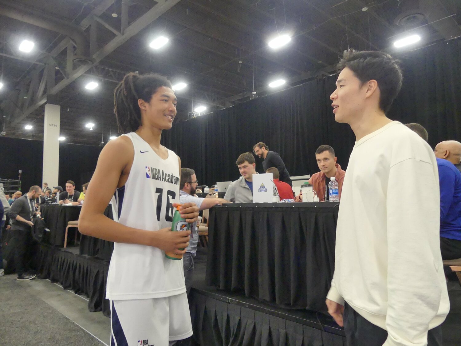 馬場雄大と対面したジェイコブス晶（2022年）　©︎Yoko Miyaji