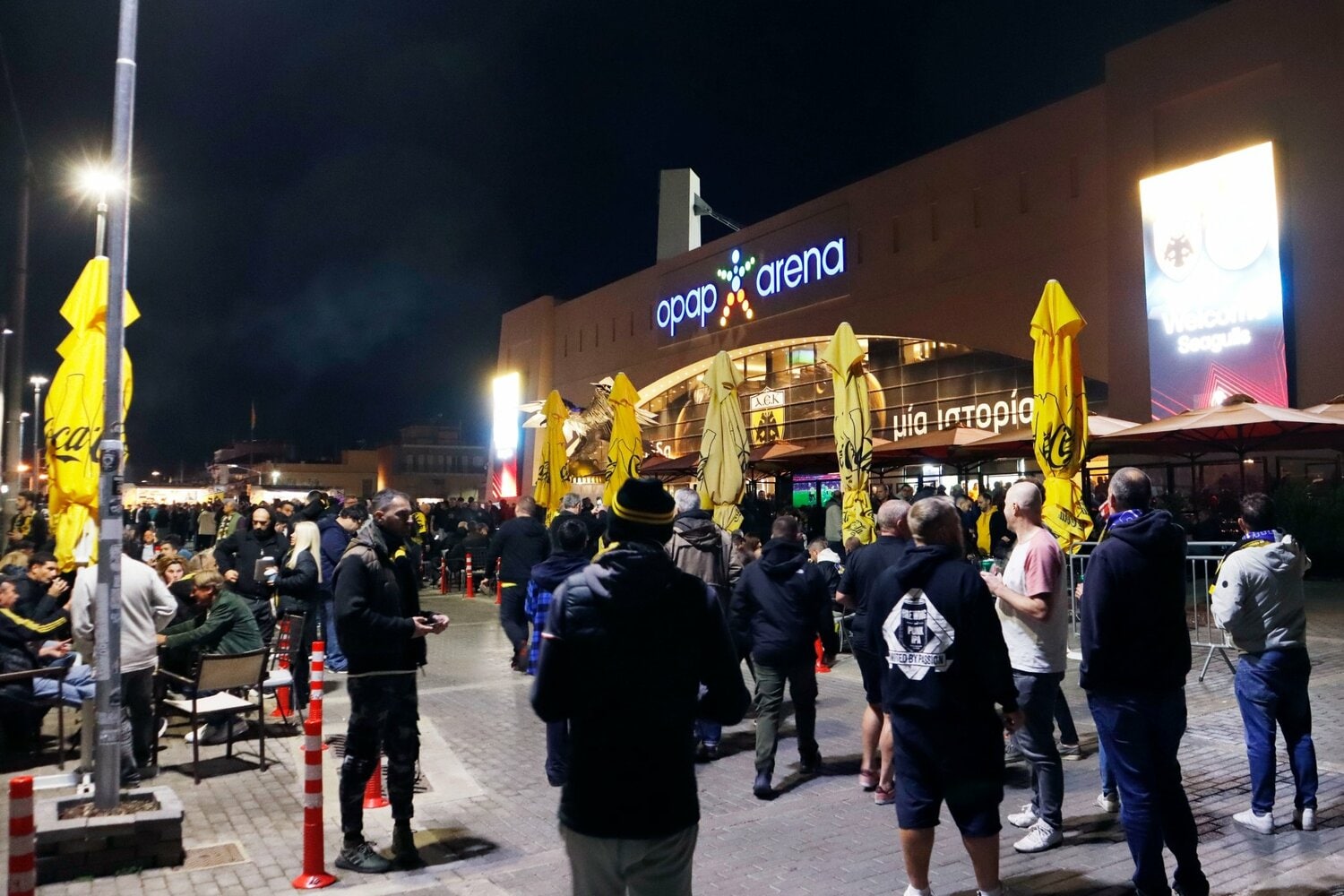 最寄駅から暗く細いガタガタ道を進むと、2022年に完成したばかりのモダンな外観をしたアギア ソフィア スタジアムが姿を現した