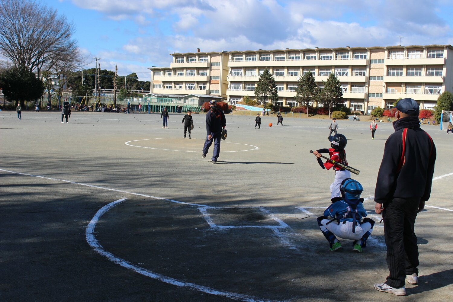 バットを振る感覚を楽しんでもらうため、ピッチャーは大人が務め、「下投げ」がルール　©︎Yu Takagi