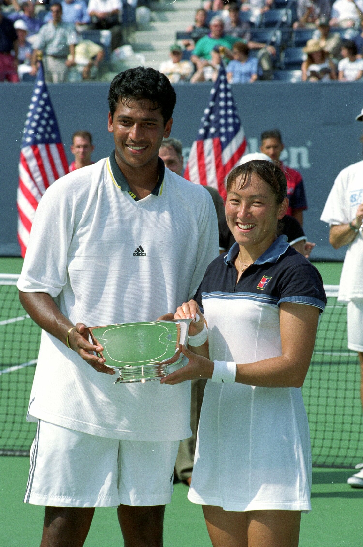 1999年の全米オープン混合ダブルスで優勝したブパシと杉山愛　©Getty Images